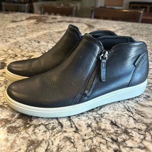 Woman’s Ecco ankle zipper shoes. Black leather, size 7.